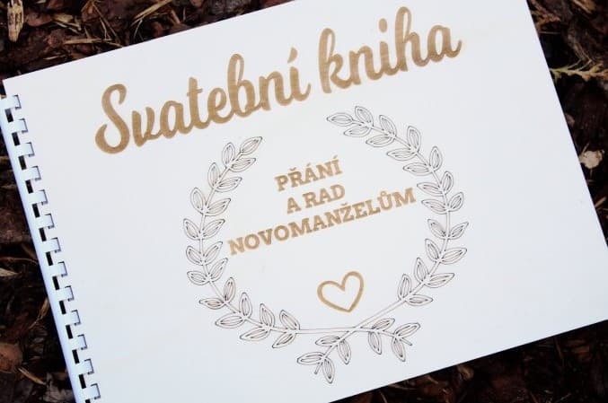 Bílá kniha na stole pro účely svatebních vzkazů
